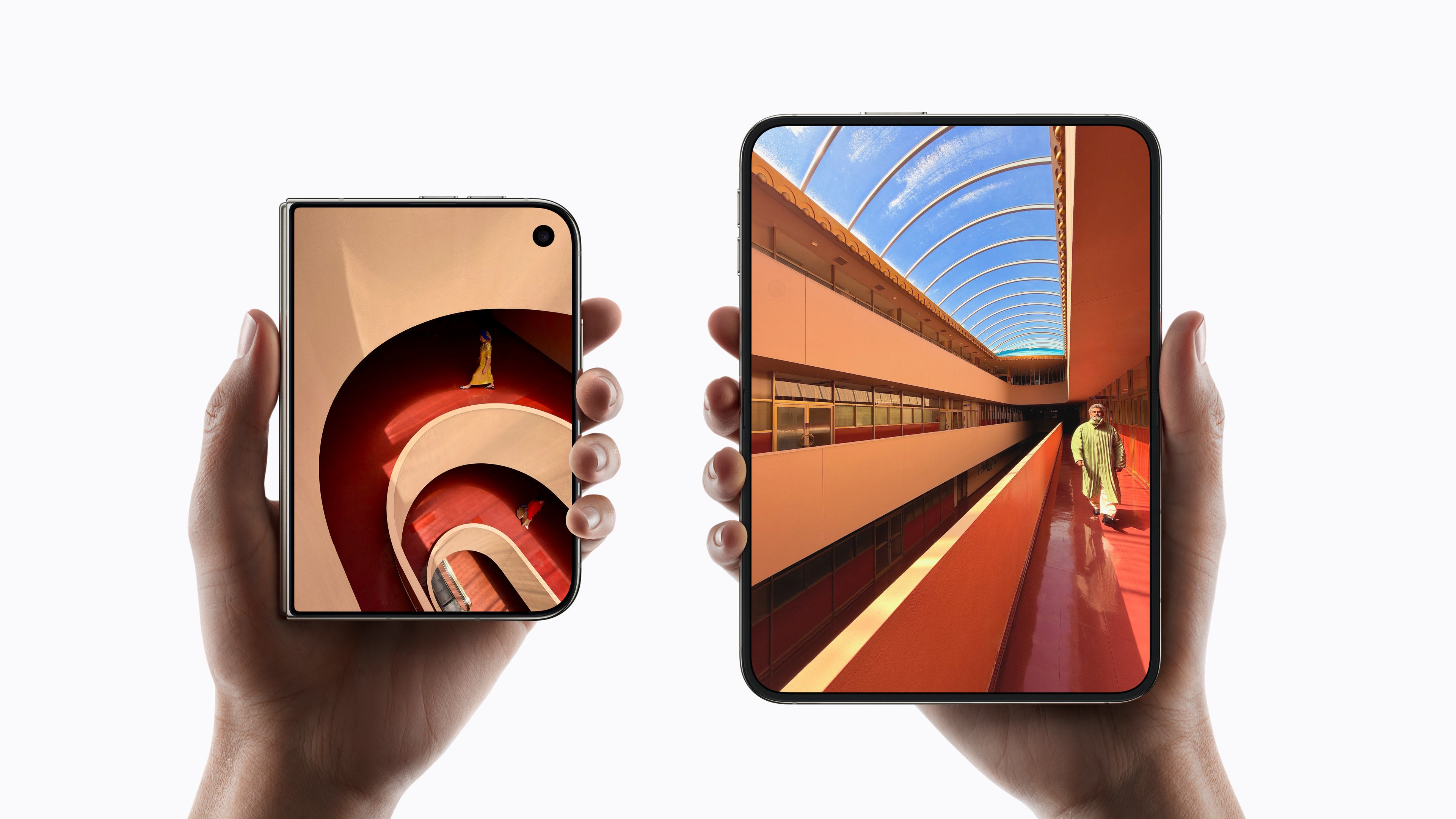 Twee handen houden een dichtgevouwen en een open iPhone Duo vast; beide schermen tonen foto’s van een oranje gebouw.