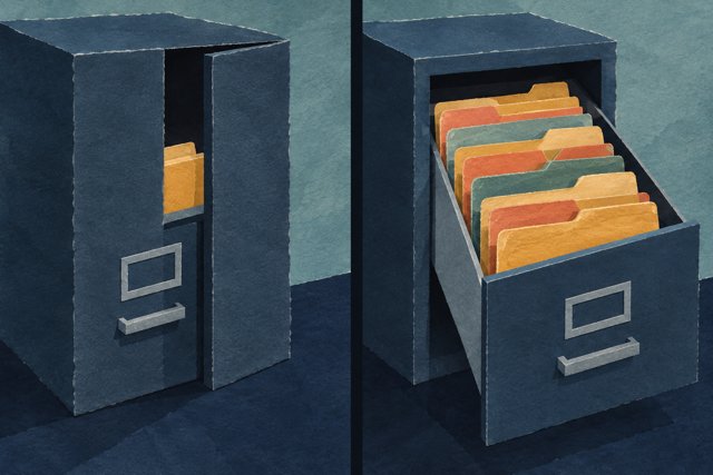 Geschilderde vergelijking: links is één map zichtbaar achter een bijna gesloten deur, rechts zijn veel mappen zichtbaar in een open lade.