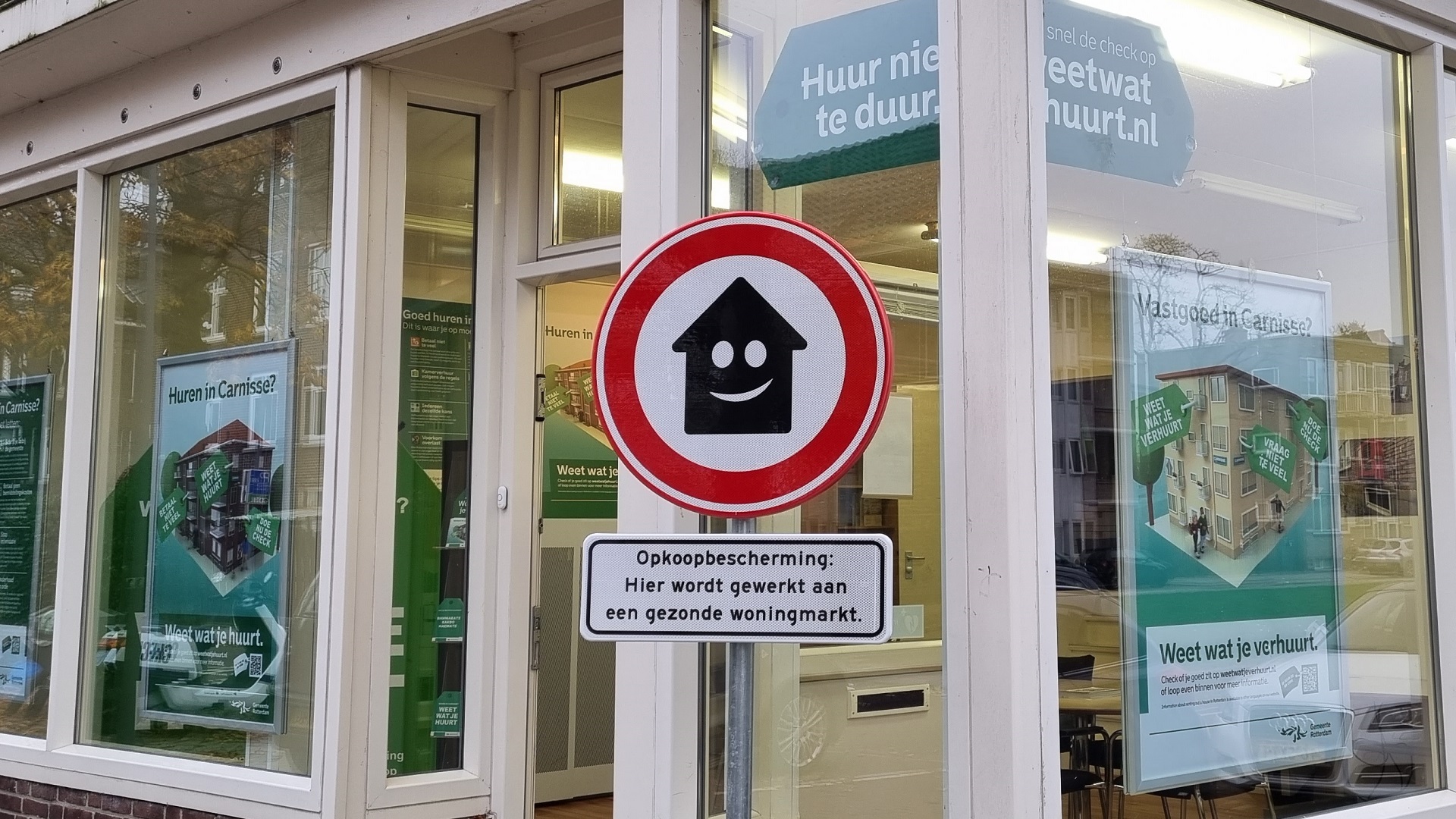 Archieffoto van de gemeente Rotterdam: bord over opkoopbescherming voor een pand met informatie over huren en verhuren.