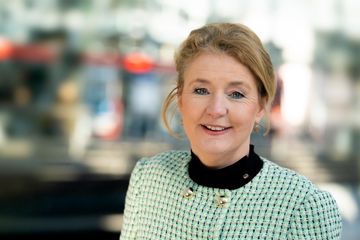 Officieel portret van ACM-bestuurslid Manon Leijten in een licht gekleurd jasje.