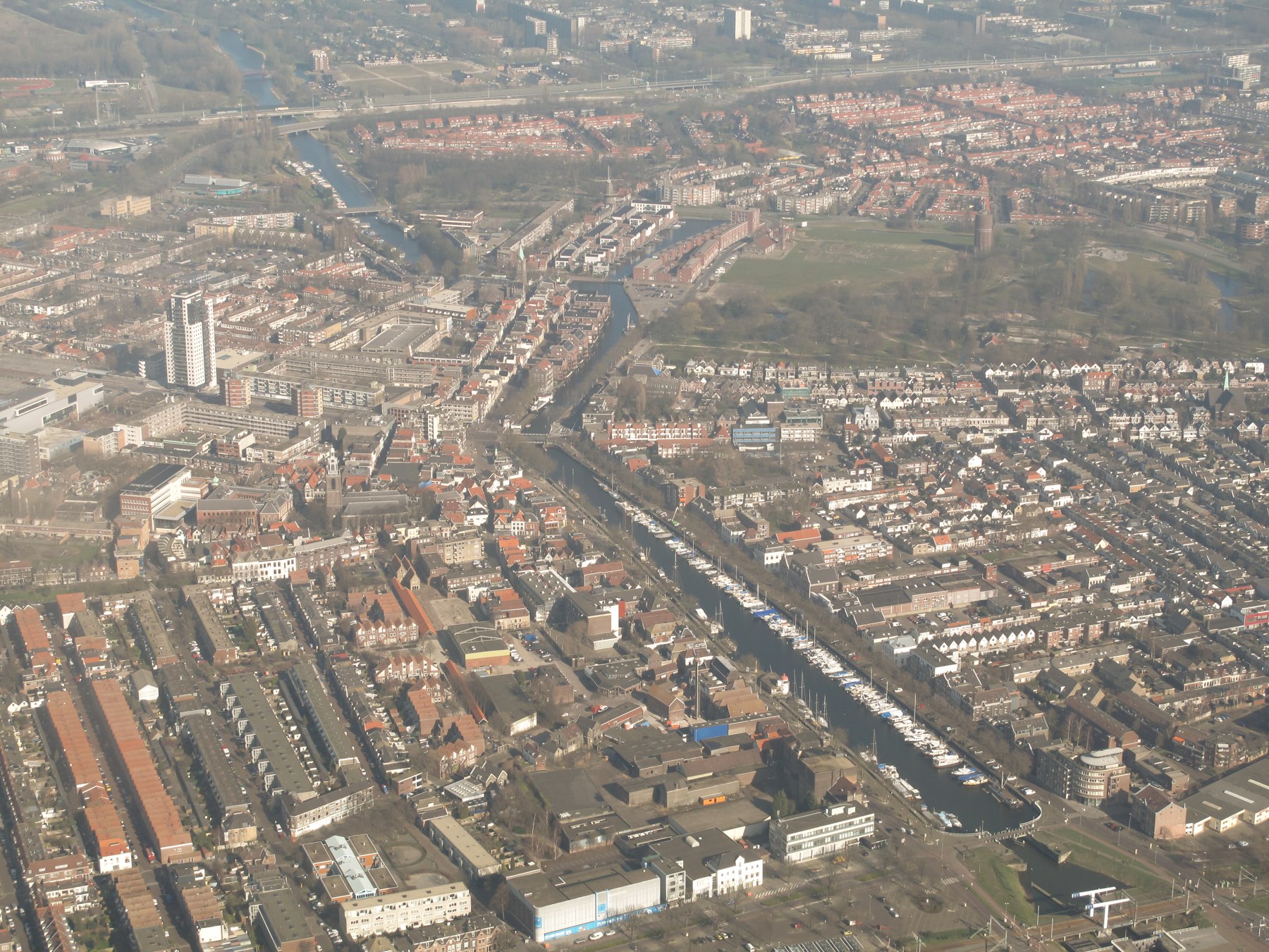 Luchtfoto van het centrum van Vlaardingen met de haven en omliggende bebouwing, gemaakt in 2014.
