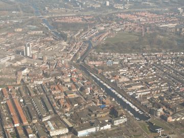 Luchtfoto van het centrum van Vlaardingen met de haven en omliggende bebouwing, gemaakt in 2014.