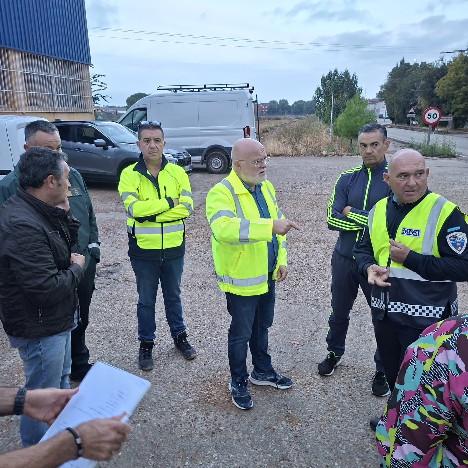 Hulpverleners bespreken de coördinatie van het herstel in Madrigueras, op de foto gepubliceerd door de regionale regering op 3 oktober 2026.
