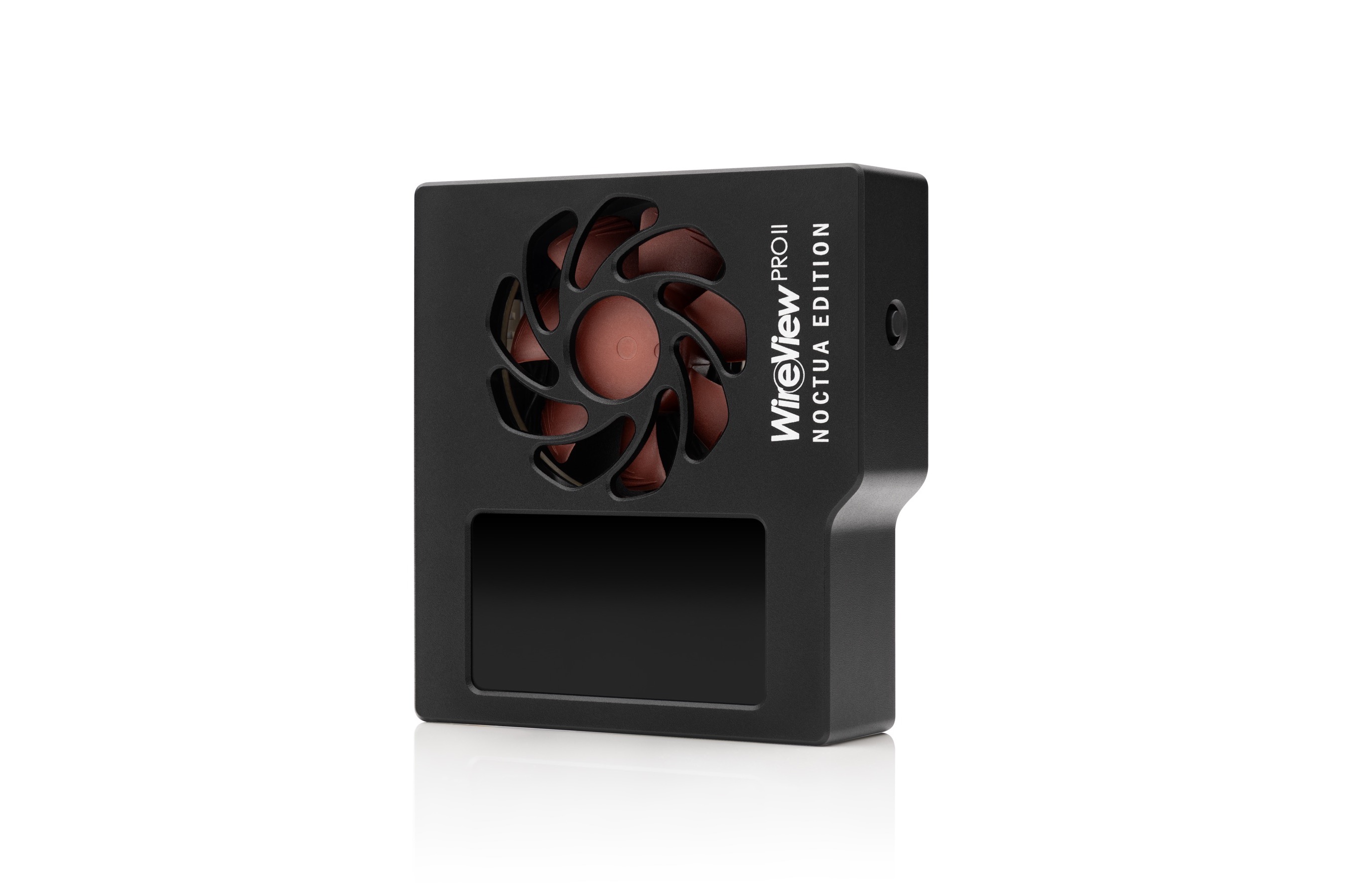 Officiële productfoto van de zwarte WireView Pro II Noctua Edition met bruine ventilator en scherm; geen foto van een geïnstalleerde videokaart of een praktijktest.