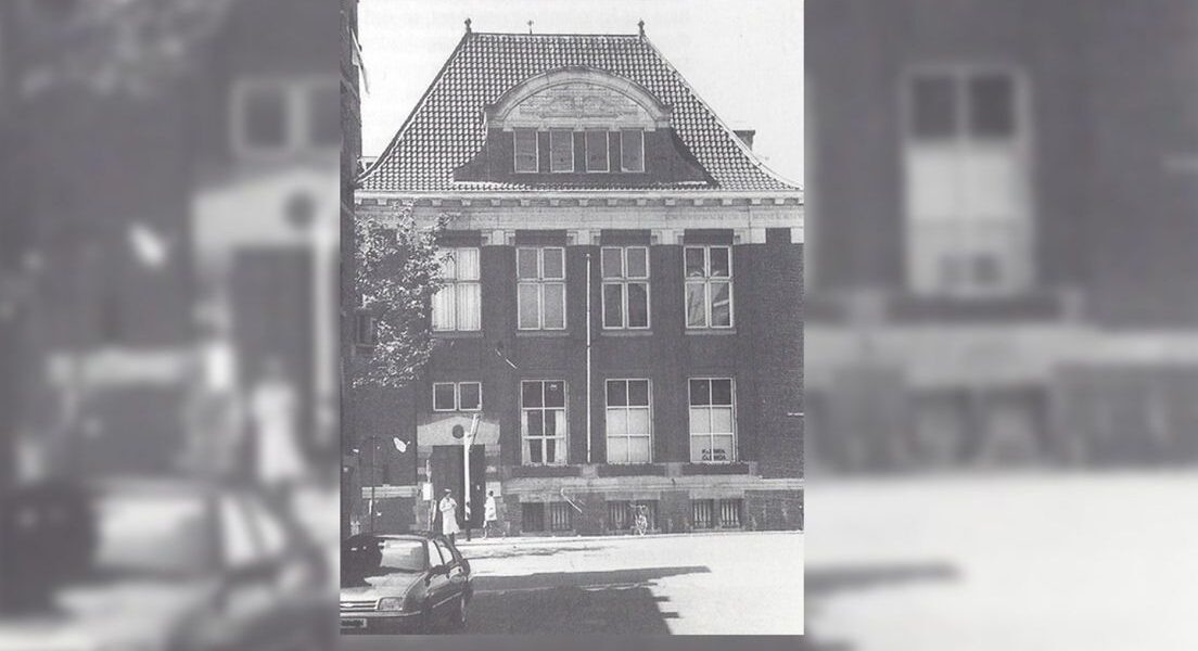 Historische zwart-witfoto van het pand van SMCG aan het Kort Rapenburg in Leiden.
