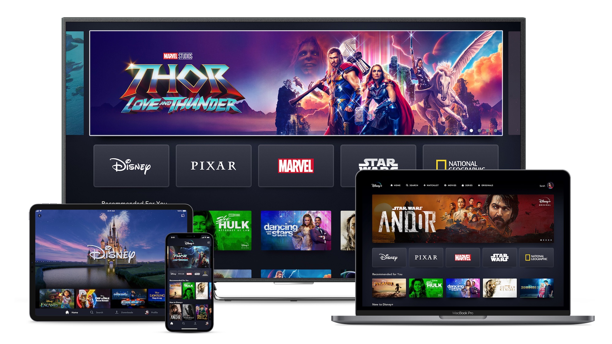 Officieel Disney+-persbeeld met de streamingdienst op een televisie, laptop, tablet en telefoon; illustratieve voorbeeldschermen.