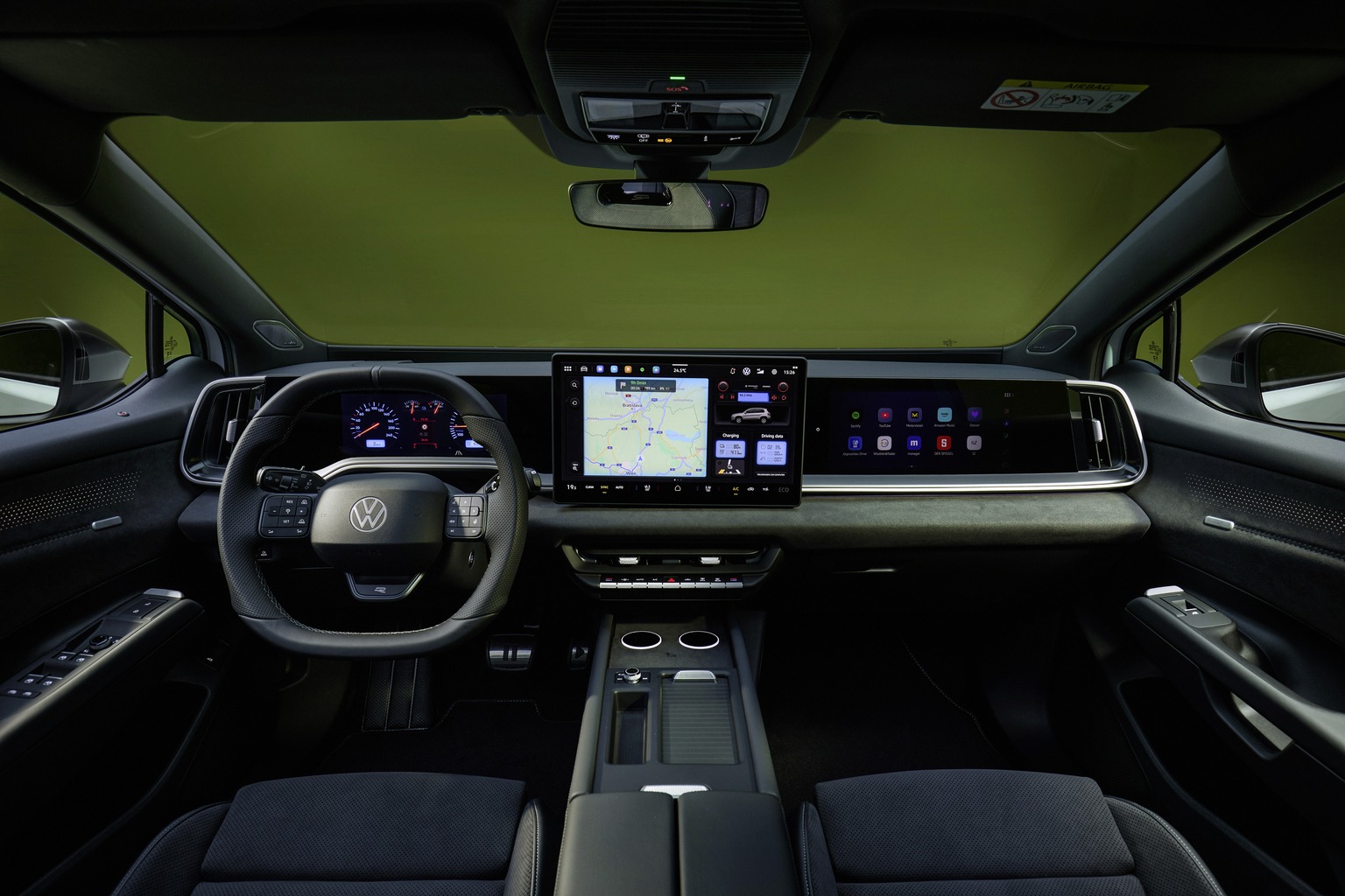Dashboard van de ID. Tiguan met stuurknoppen, schermen en een rij klimaatknoppen.