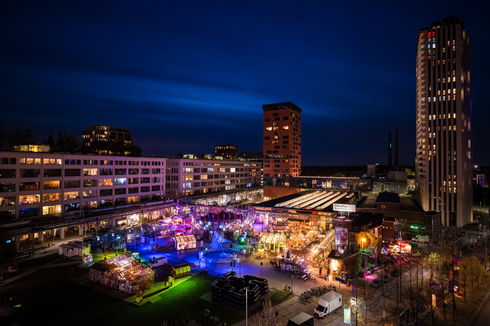 Archieffoto van het verlichte Ketelhuisplein tijdens Dutch Design Week op 18 oktober 2025, gezien van boven.