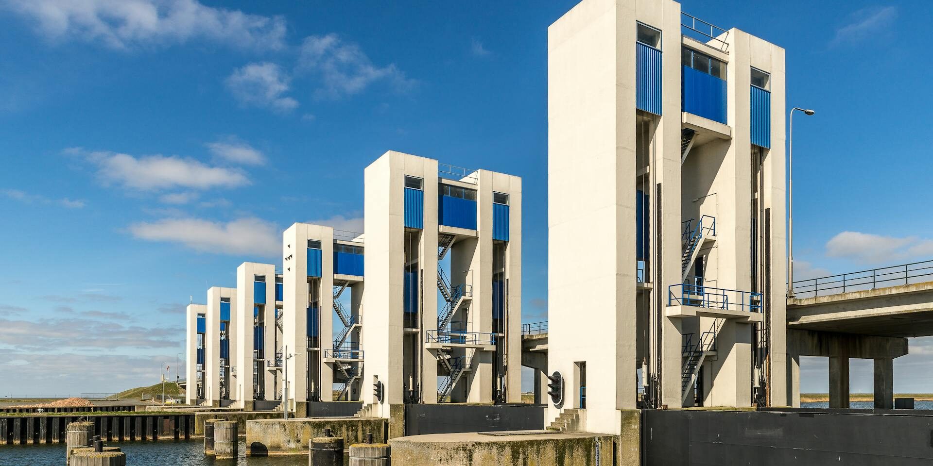 Archiefbeeld van een waterbouwkundig kunstwerk met afsluitbare poorten; geen van de in het rapport onderzochte probleembruggen.