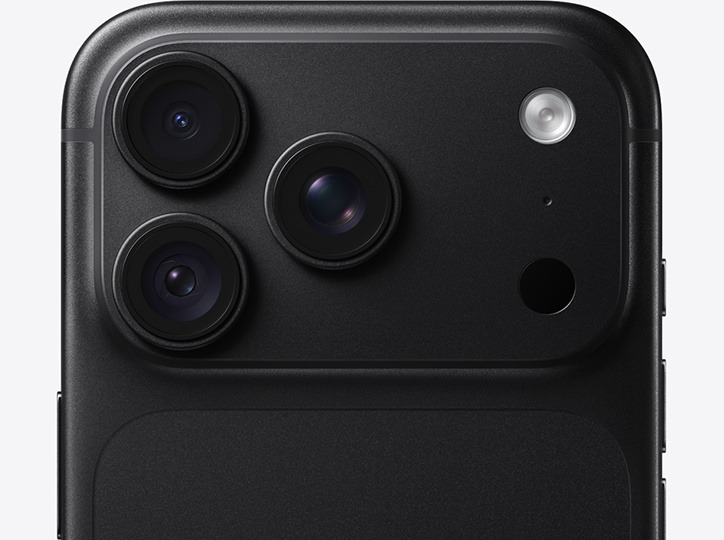 Aangeleverd productbeeld van de zwarte iPhone 18 Pro, met de drie camera’s op de achterkant.