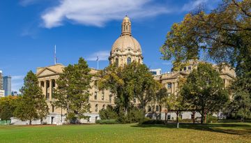 Het parlementsgebouw van Alberta in Edmonton met de koepel, bomen en gazon, gefotografeerd op 27 september 2026.