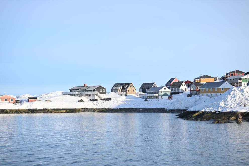 Huizen langs het water in het besneeuwde Nuuk op 15 maart 2024; archieffoto van Dati Bendo voor de Europese Commissie.