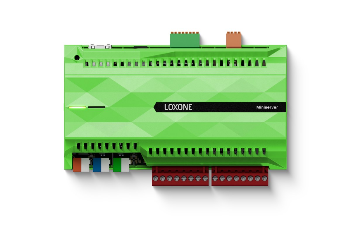 Groene Loxone Miniserver met aansluitklemmen boven en onder de behuizing.