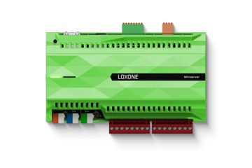 Groene Loxone Miniserver met aansluitklemmen boven en onder de behuizing.