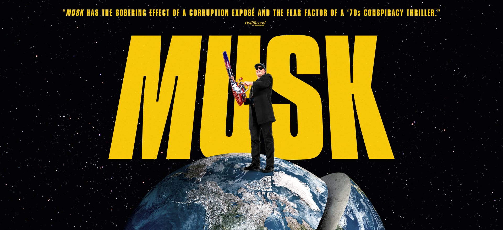 Officieel campagnebeeld voor Musk: Elon Musk met een kettingzaag boven een wereldbol, voor grote gele titelletters.