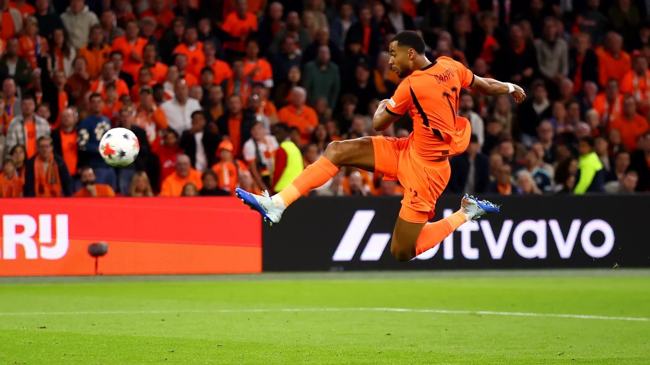 Persbeeld bij: Prachtgoal in blessuretijd levert Oranje gelijkspel op bij start tijdperk onder Xavi
